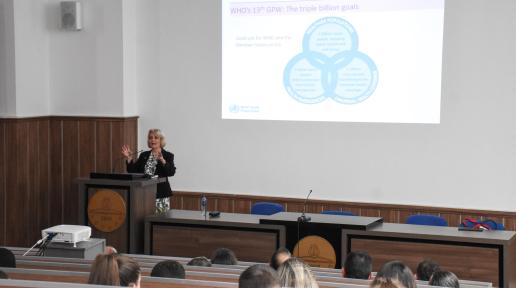 WHO representative speaking in the amphitheatre at the medical university in Tetovo